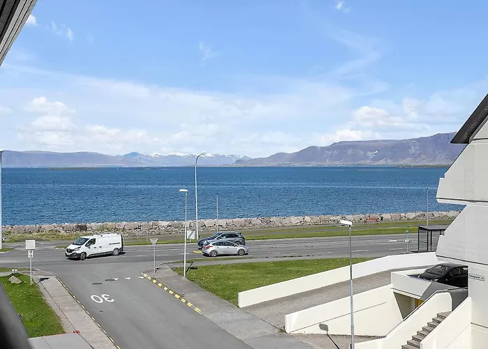 Charming, 2 Bedroom Seaside Apartment